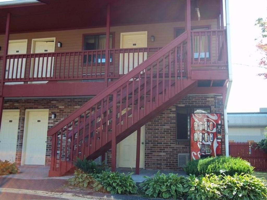 Naugatuck Motor Lodge מראה חיצוני תמונה